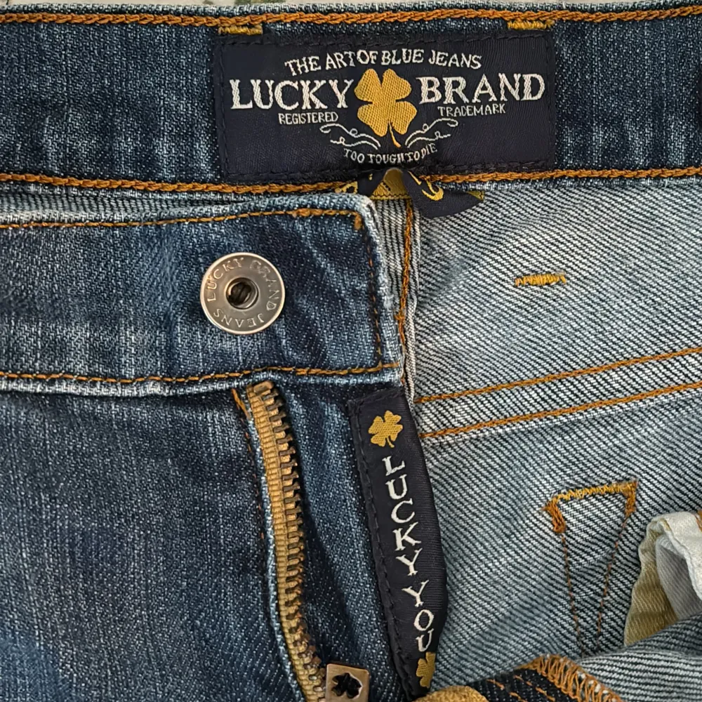 Supersnygga lågmidjade jeans från Lucky Brand jeans! Jättefint skick och är lite stretchiga, midjemått 37cm och innerben 78cm 🩷. Jeans & Byxor.