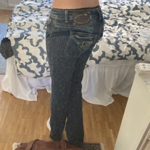 Lowwaist Jeans - Väldigt Lågmidjade jeans byxor med fina detaljer på fickan💞💝 Är i jätte bra skick och är inte trasiga på något sett💖💕Säljer byxorna då dom tyvärr inte kommer till användning 💘💗 