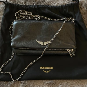 Zadig väska  - Väska från Zadig i fint skick. Inga defekter på väskan men färgen har försvunnit från några ställen på kedjan dragkedjan(bild). Båda kedjorna medföljer samt dustbag🫶🏼🩷