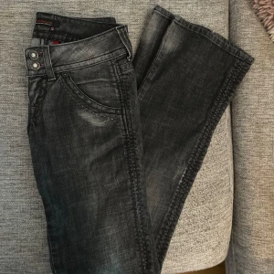 Guess jeans  - Skri snygga lågmidjade hirds jenas som tyvärr blivit för sms 