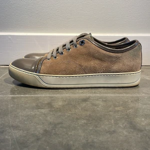 Lanvin skor - Hej! Säljer nu dessa stilrena och snygga skor från Lanvin!🎉Skick: bra men använda!  .Retailpris: Ca 4500kr. Köp för endast:2229kr!😃 Vid frågor eller funderingar är det bara att höra av dig. Priset går att diskutera!💸