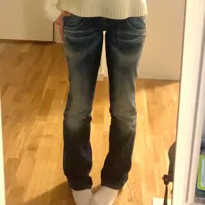 Säljer ett par mörkblå snygga pepe jeans. Byxorna har en normal passform och är lowwaist. Perfekta för vardagsbruk och kan matchas med nästan vad som helst. De är i bra skick! 💗Midjan tvärsöver: 36 cm Innerbenslängden: 77 cm 💞Jag är 161 cm! 