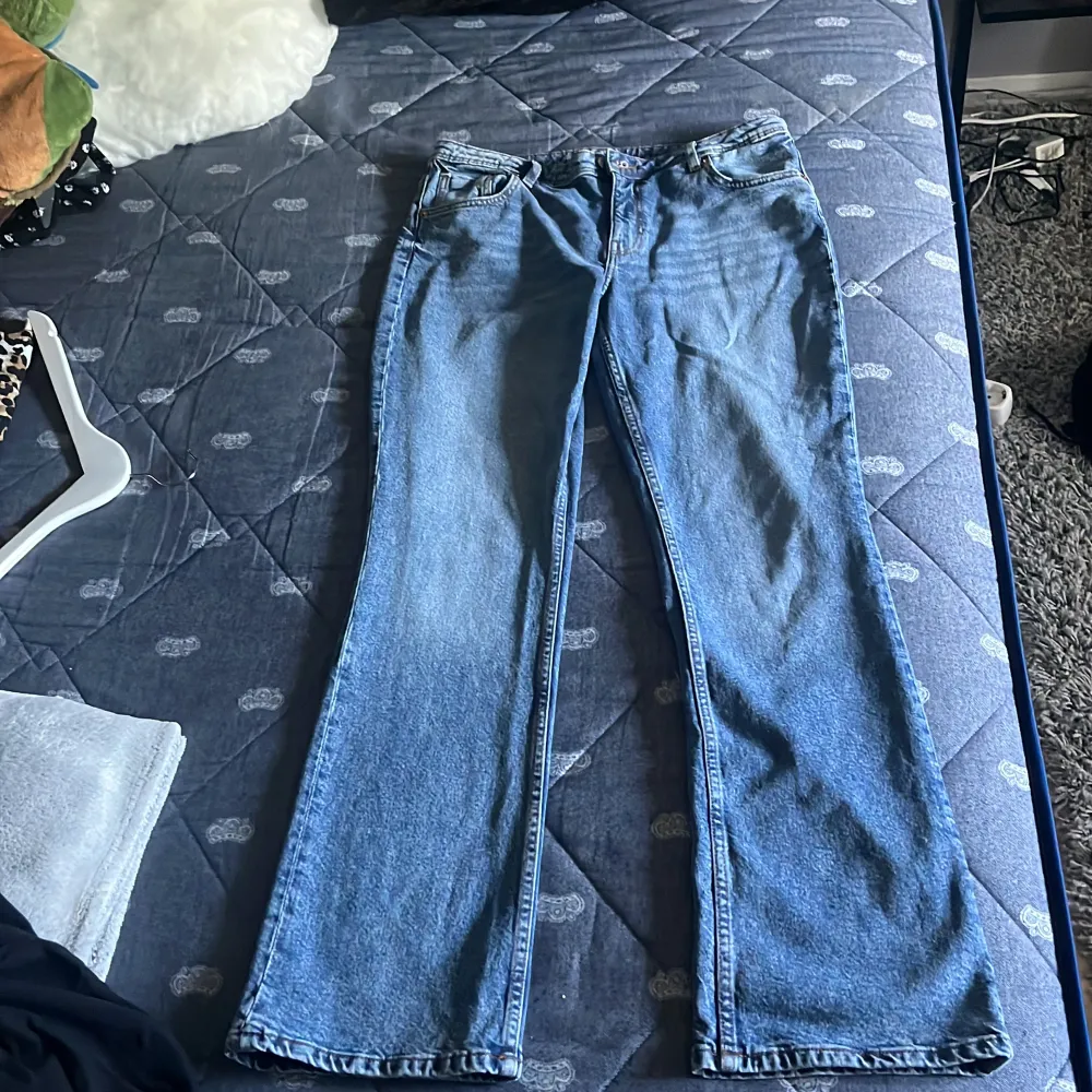 Oanvända, bara provade. För långa för mig, är en 159cm. Nypris 250kr.. Jeans & Byxor.