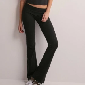 Yoga pants - Säljer mina jätte snygga slutsålda  yoga pants från Nelly!! Användt fåtal gånger och är i nyskick💕💕 skriv för egna bilder eller vid frågor🥰 (nypris 300)