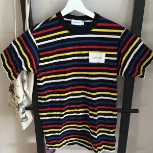 Calvin Klein T-shirt - Mycket bra skick, knappt använd.  Lite stor i storleken, mer som S/M  Bra material, kan sys om till ungefär vad som! Inköpspris: €60