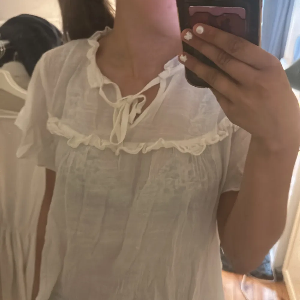 jättefin vit blus i bra men använt skick💖. Puserot.