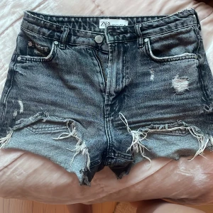 Shorts från zara - Så snygga shorts från zara, använda men i bra skick. Säljer likadana i blå också❤️❤️