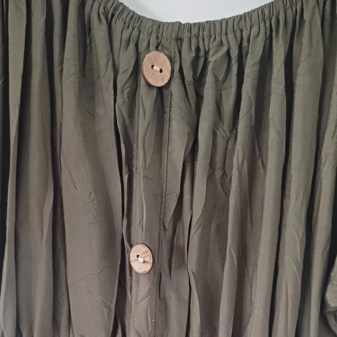 Olivgrön klänning med knappar - 91