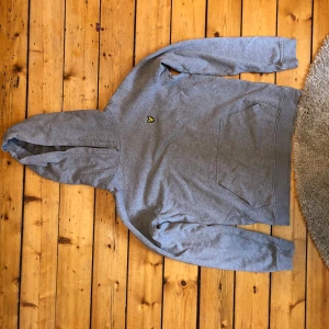 Lyle & Scott hoodie storlek 164-170/XS - Stilren Lyle & Scott hoodie i storlek 14-15 år/164-170. Perfekt skick! Skriv vid frågor och funderingar!