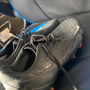  Fotbolls skor nike phantoms  - Säljer mina gamla fotbolls skor eftersom jag har köpt nya skick 7/10  