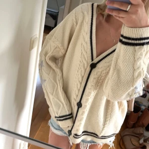 CARDIGAN - Taylor Swift Cardigan!! 🤍från albumet ”folklore”! Alla detaljer som ex. hennes namn finns på😘