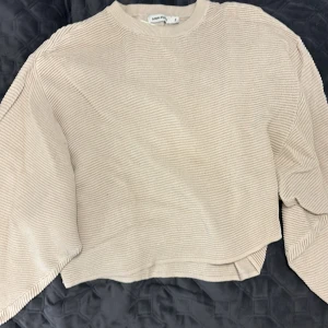 Ljusare beige sticksd - Köpt på Carin Wester. Storlek S. Väldigt fint skick. Använd väldigt få gånger