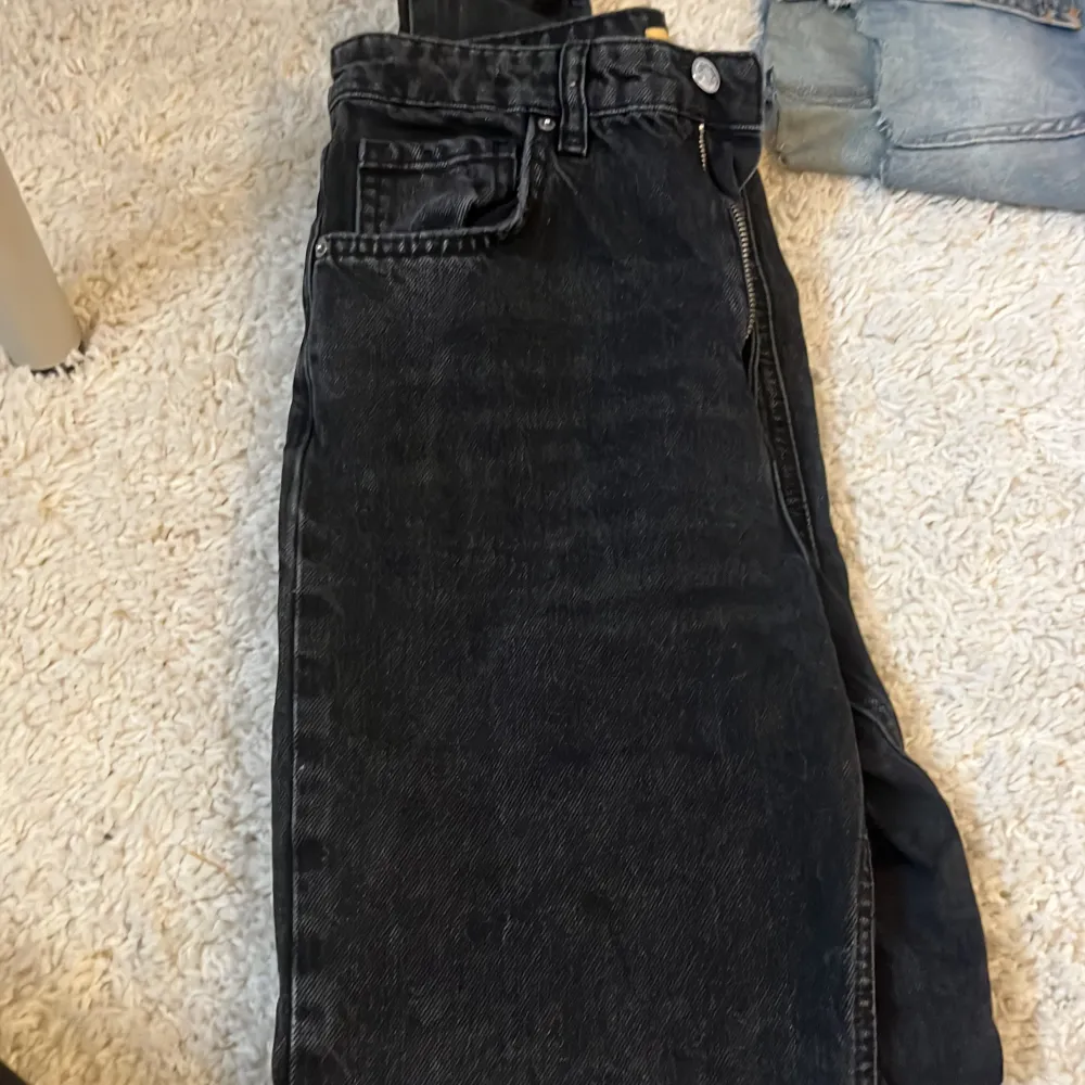 Ett par sparsamt andvända ”baggy” skulle mer säga att det är straight i passformen men lite mittemellan😻 jeans ifrån ginatricot med hål på knäna . Jeans & Byxor.