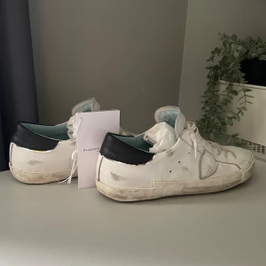 Phillipe modell skor  - ||Säljer nu mina riktigt stiliga phillipe modell då jag vill köpa andra skor|| ||De är i ett väldigt bra skick!🙌|| ||Har endast ett litet märke på vänstra skon (Bild 5) inget som märks då de är slitna i designen!|| (OBS! Endast skorna tillkomer!!)