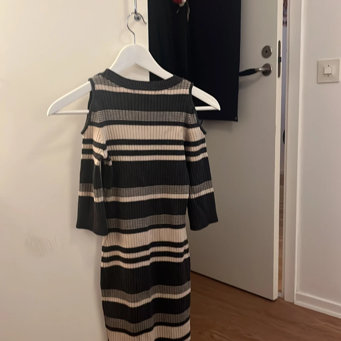 Randig klänning med cut-out axlar - 90