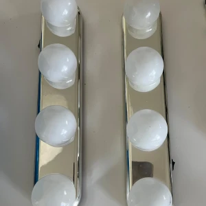 Lampa💗 - Säljer en lampa som man kan sätta på väggen💗tex bredvid sin spegel så får man bra lyse, köpt för ca 200kr💗