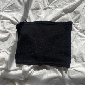 Glittrig tubtopp - Glittrig tubtopp med knytning i ryggen perfekt för festligare tillfällen från shein storlek xs