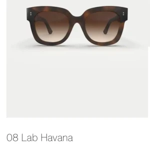 Chimi solglasögon  - Säljer dessa chimi solglasögonen i fint skick. Modellen är 08 lab Havana. (Har inte kvar skyddet därav priset)