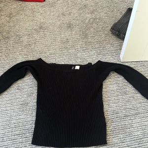 Svart ribbad tröja - Säljer en svart ribbad tröja i storlek S. Den är långärmad och har en tight passform. Perfekt för höst och vinter! 🖤