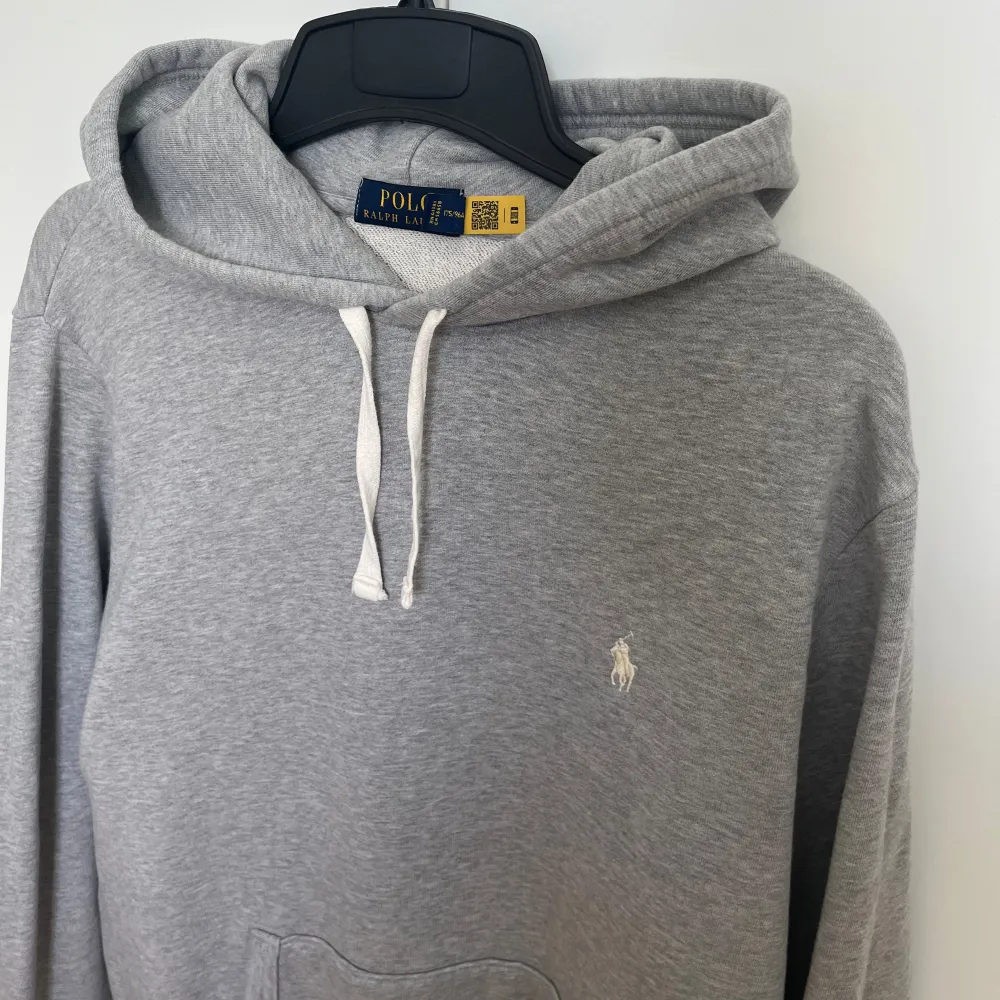 10/10 skick använd typ 1 gång, storlek m, nypris 2199, hör av er vid funderingar . Hoodies.