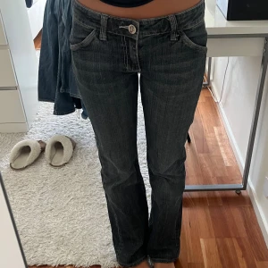 Lågmidjade jeans - Så coola Lågmidjade jeans, så fint skick. Så snygga detaljer på fickorna.💕💕 innerbensläng 80cm och midjemått 40cm