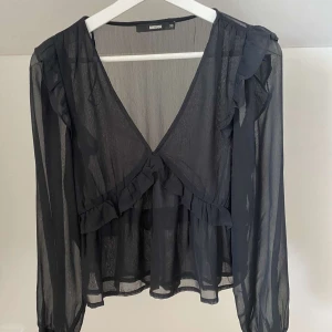 Blus BikBok🖤 - Jättefin blus från BikBok, knappt använd!🖤🖤🙏🏼🙏🏼