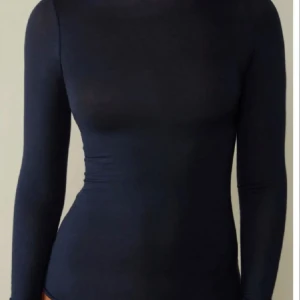 Svart långärmad polotopp - Säljer en superfin Intimissimi tröja strl M💗 Säljer då den ej kommer till användning ❤️ Aldrig andvänd av mig men prislappen är borta❤️ Tvättar innan frakt!