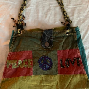 Hippie väska - Tygväska köpt på marknad i spanien, knappt använd. Har knäppe men även dragkedja.