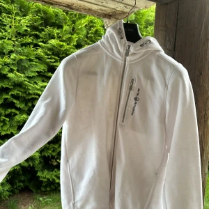 Sail Racing zip - Bowman - Säljer min sail racing zip eftersom den inte användes, den är storlek 176 och passar perfekt för någon ≈170-176. Perfekt nu till hösten🍁🍂 Ungefär storlek M
