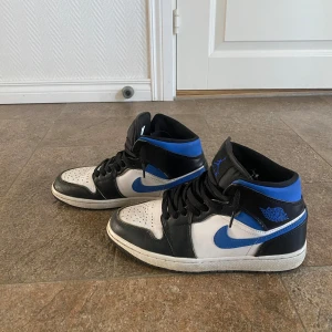 Jordan 1 ”white racer blue” mid  - Äkta jordan mids i storlek 37,5 Nike varumärke. Köpta på hypescrape för 2,699kr och dem är i väldigt bra skick, säljes då de ej används längre. Vid köp får man med originallådan och ett par extra blåa skosnören som är helt nya och oöppnade. 