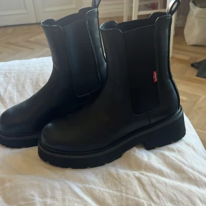 Levis skor - Super fina skor från Levis, inte min stil därmed säljer jag dem, använda en gång!