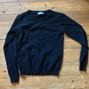 Svart stickad tröja från Vila - Säljer en svart stickad tröja från Vila. stlk xs. Den är supermysig och perfekt för kyliga dagar. Tröjan har långa ärmar och en rund halsringning. Den är i bra skick och passar perfekt till både vardag och fest. Köp direkt eller ge prisförslag 💛