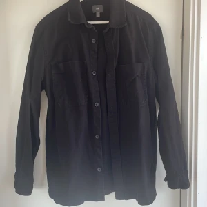 Overshirt  - Svart overshirt, från HM. Mer jack-material än skjorta.