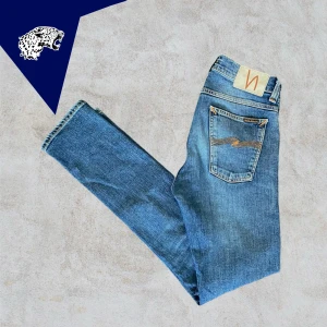 NUDIE JEANS - Nudie jeans Tilted Tom | Passform: Slim fit | Skick: 9/10 | Strl W29 L32 | Vårt pris 539 kr | Modellen är 180 cm | Hör av dig om du undrar någonting!