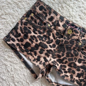 Lågmidjade leopard jeansshorts  - Lågmidjade leopard jeansshorts, stolek S, väldigt stretchiga. Midjemått:38x2 stretch till ca 42. Köp sker via köp nu, jag postar inom 24h. Kvar tills markerad såld 