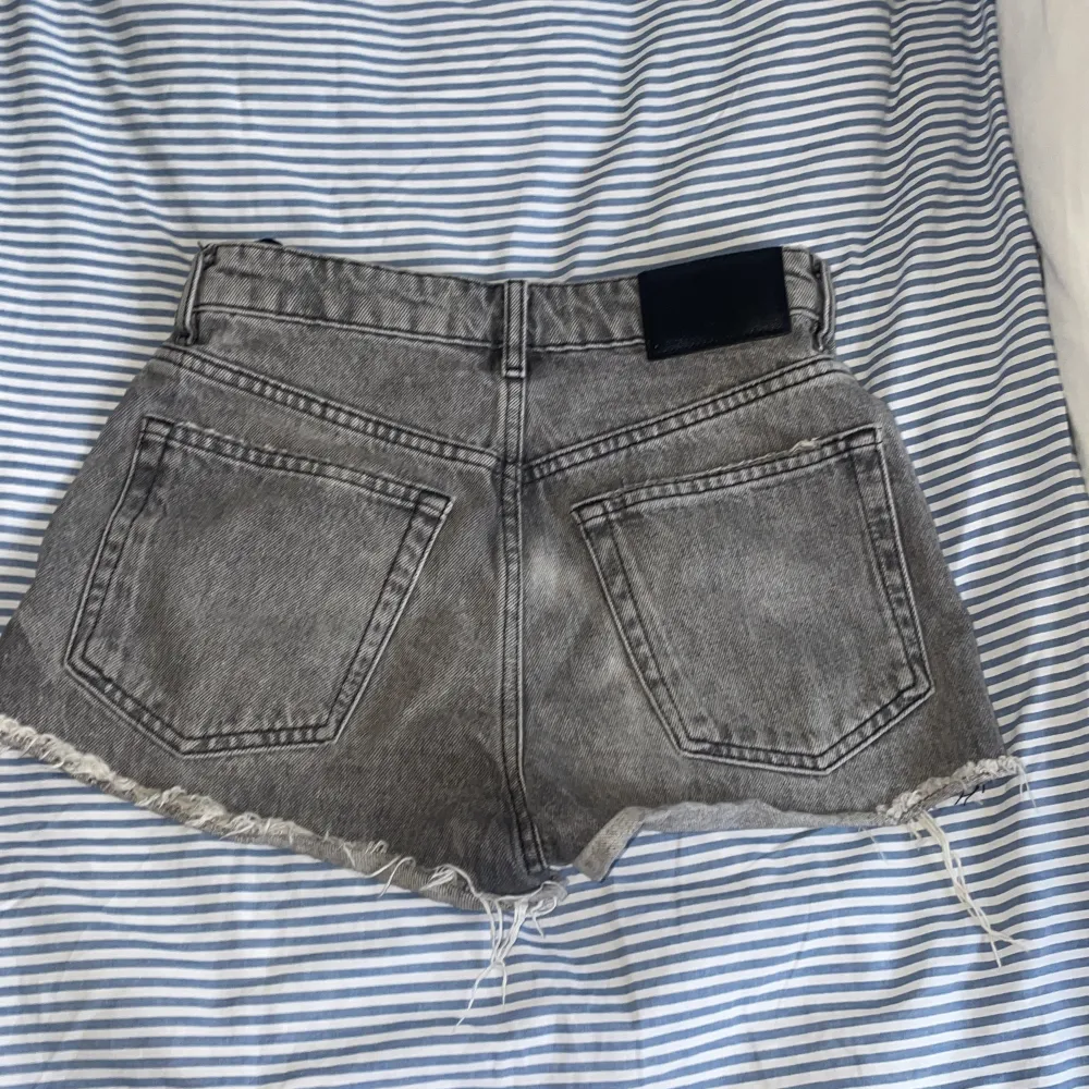 Ska flytta snart så passa på att köpa innan det är för sent!!! Ett par super fina denim shorts från zara då tyvärr passar inte mig.  Har använt få tal gånger men tyvärr passar inte mig längre . Priset går att diskuteras!!. Shorts.