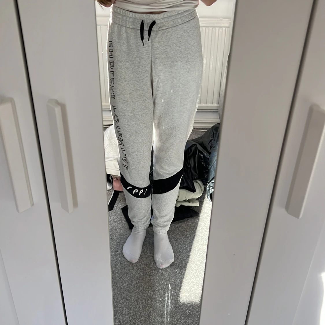 Ett par gråa mjukis byxor  - 90