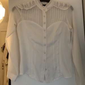 Vit blus i blankt material  - Jättefin blus som tyvärr är för liten på mig, den är som i nyskick och passar till alla årstider 🥰. Lite satin liknande tyg och passar super allt💕