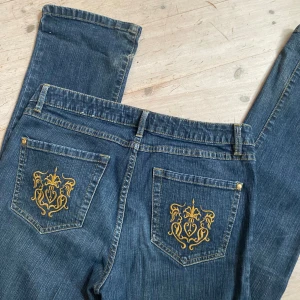 Vintage jeans - Jätte fina jeans men inga bilder på då dem är för stora💗 måtten på midjan tvärsöver är 40 cm och innerben längden är 81 cm💗 dem är lite stretchiga 