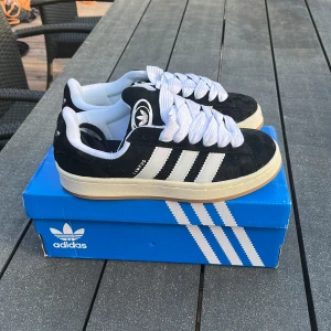 Adidas campus 38 - Säljer ett par svarta adidas campus i storlek 38, kommer med box och extra snören till. Dessa är aldrig använda! Pris kan diskuteras!