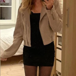 Svar klänning  - Ska flytta snart så passa på att köpa innan det är för sent!!! En super fin svart body tight klänning som har bara använts 1 gång. Det är nästan helt ny och kan användas i vilken event som helst! Den är super mjuk  och stretchiga.☺️