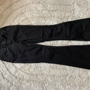 Svarta jeans - Svarta lågmidjade bootcut jeans som är stretchiga och bekväma även använda väldigt få gånger 
