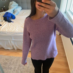 Lila tjocktröja från Vero Moda💜 - Säljer denna lila tjocktröja från Vero Moda i storlek S! Passar även XS eller XSS🫶 Köptes för ett år sen så den är lite nopprig men inget man tänker på. Säljer då den inte kommer till användning💜