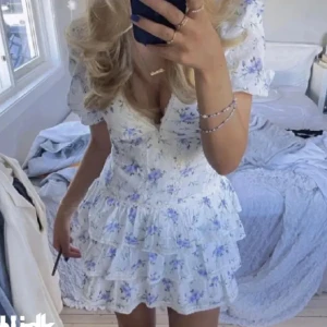 Säljer min ursnygga Zara klänning💞🤌 - Säljer nu min klänning från Zara, perfekt skick utan en enda skråma och prislappen kvar,Storlek S, Tryck gärna ”Köp nu”💗😇