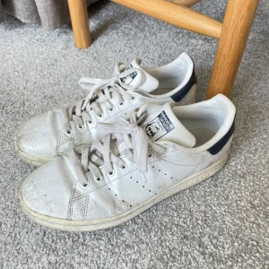 Vita Adidas Stan Smith sneakers - Säljer mina vita Stan Smith i storlek 40 2/3 Unisex. Rätt så använda, därav billigt pris!