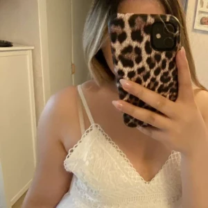 Vitt klänning ❤️ - Säljer denna super fina klänning. Köpt nydlingen men har inte kommit till användning. Strl L men massar som M/S