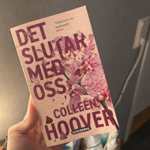 Det slutar med oss av Collen Hoover - Säljer denna bok nu då jag läst ut den och den bara står på hyllan, jättebra bok. 