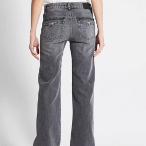 Grå jeans - Lätt utsvängda säljer då dom öt för små på mig