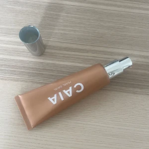 CAIA Pearl Swirl - Säljer en CAIA Pearl Swirl. Den kommer i en snygg kopparfärgad tub med en silverfärgad kork. Perfekt för att ge din hud en fin lyster och glow. Använd den som en highlighter eller mixa med din foundation för en extra glowy finish. Tuben är lätt att använda och perfekt att ha med i sminkväskan.