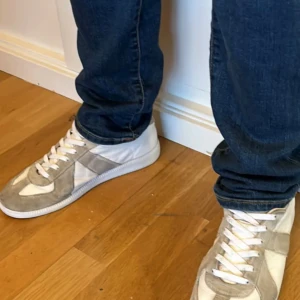 Maison margiela gats - Ett or feta margielas som jag använt ett tag, storleken är 42 men sitter som 43, skicket anser jag vara 7.5/10 Bara att fråga vid minsta fundering.👍